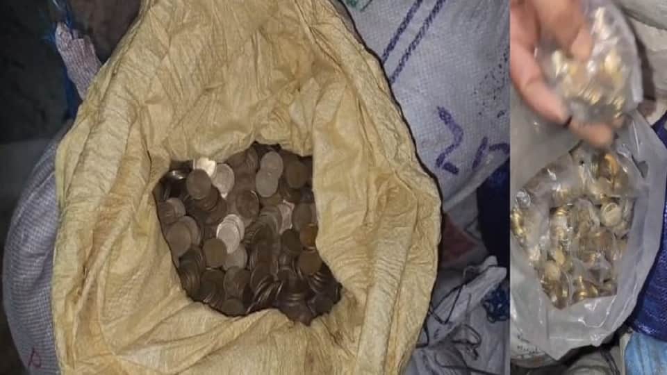 मौके से मिले कट्टों में बंद सिक्के