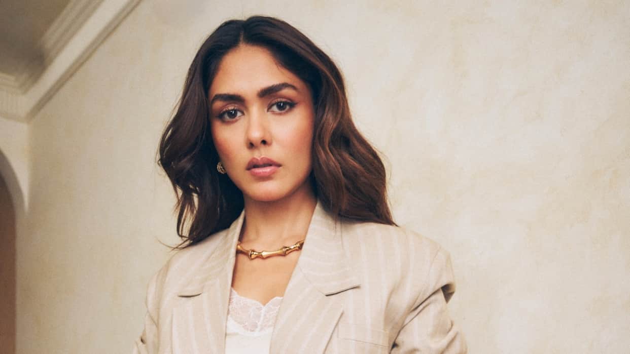 Mrunal Thakurs Dance Video At A Friends Wedding Goes Viral Again Fans Say What An Energy