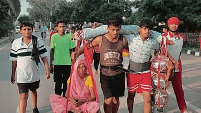 Grandsons fulfilled their 75 year grandmother wish to undertake Kanwar Yatra by carrying her in palanquin