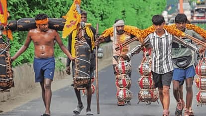Grandsons fulfilled their 75 year grandmother wish to undertake Kanwar Yatra by carrying her in palanquin