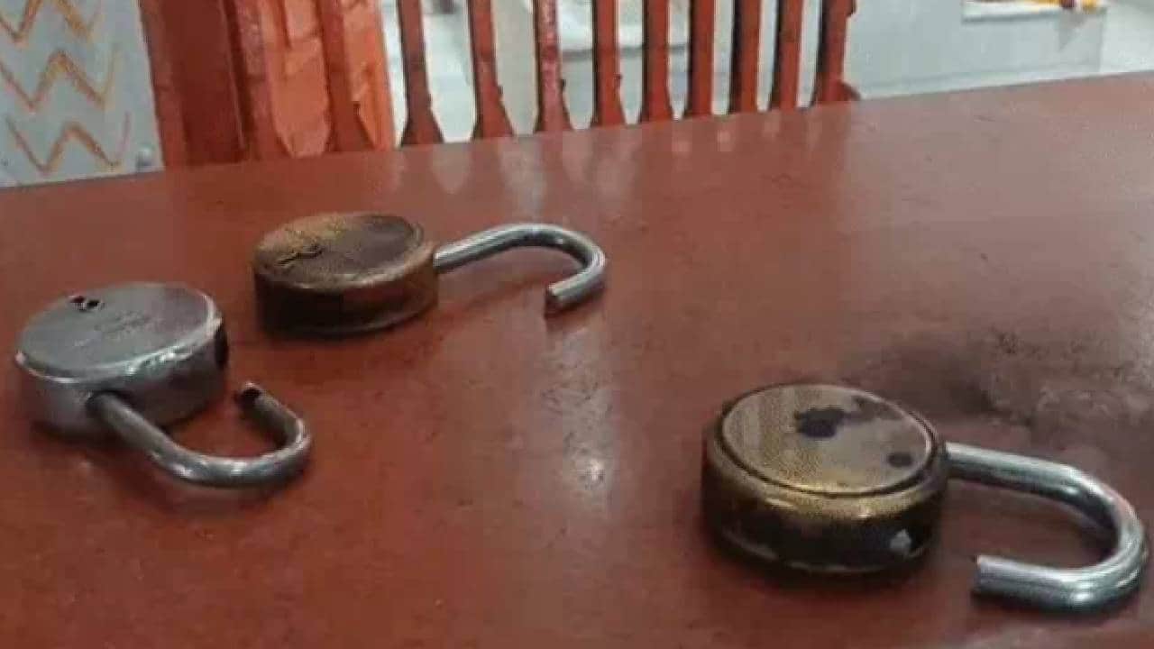 मंदिर के चैनल पर 3 ताले लगे थे। चोरों ने तीनों ताले तोड़कर चोरी की है।
