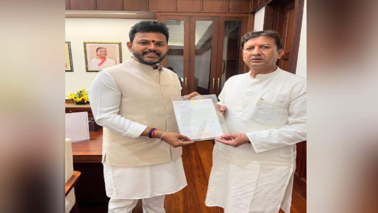 Himachal: MP Sikander kumar met the Union Minister and asked for a permanent air ambulance for remote areas
