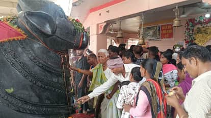 Devotees gathered at Gola Gokarnanath and performed Jalabhishek in Lakhimpur Kheri