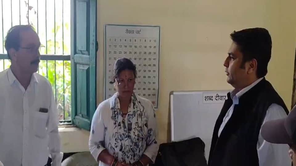 Deputy Director Apoorva Kumar Singh of Election Commission inspected booth 52
