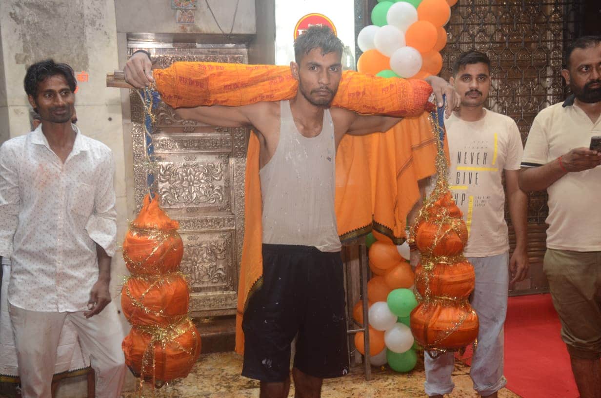 Devotees Throng Shiva Temples on First Monday of Sawan in Kanpur