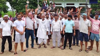 प्रदर्शन करते किसान।