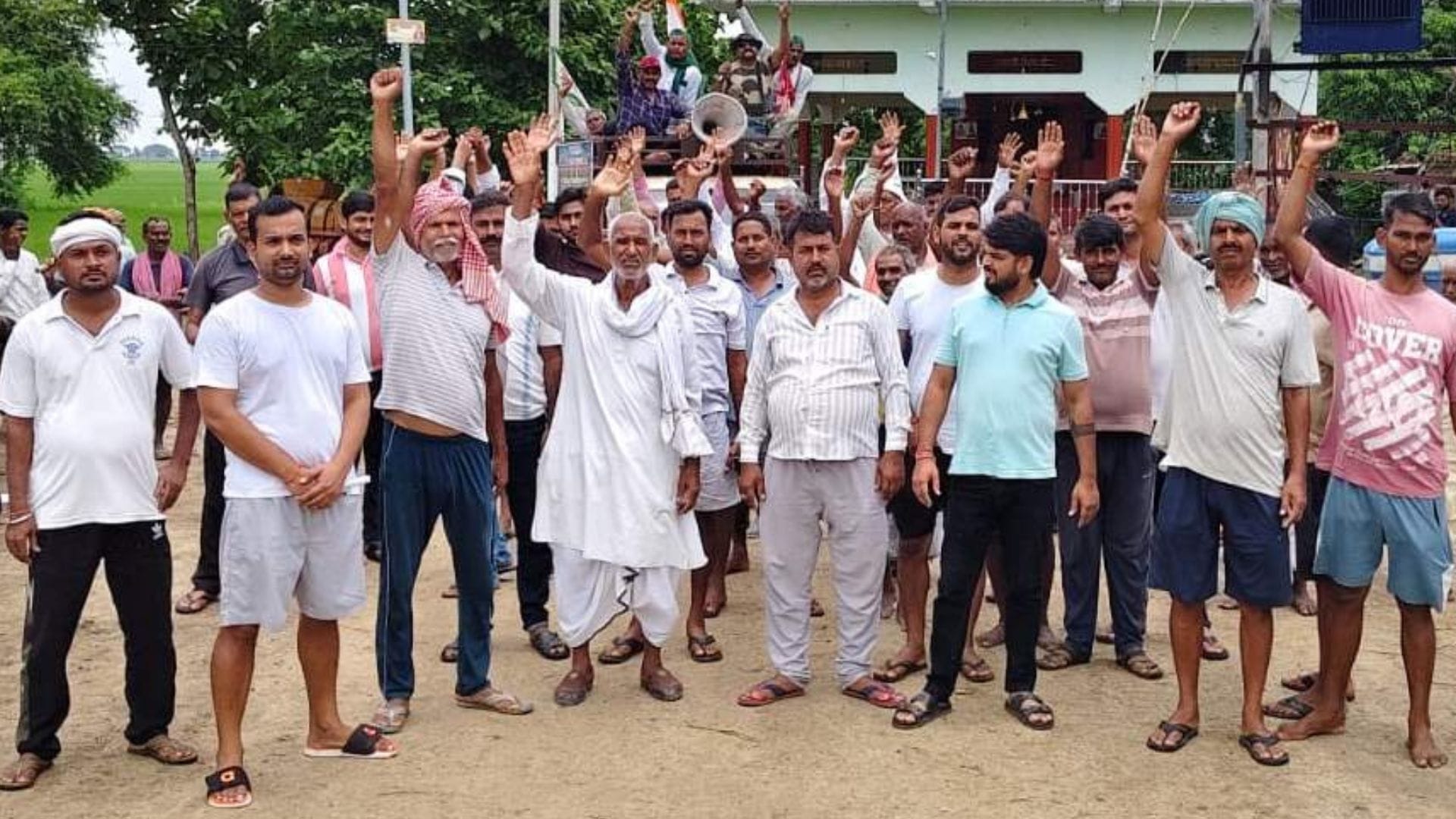 प्रदर्शन करते किसान।