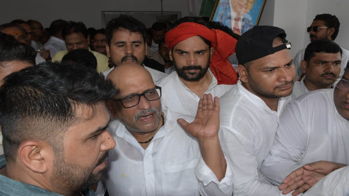 Prayagraj : मंच से नाम न लेने पर प्रदेश अध्यक्ष अजय राय से ही भिड़ गया कांग्रेस नेता, लोगों ने किया बीच-बचाव