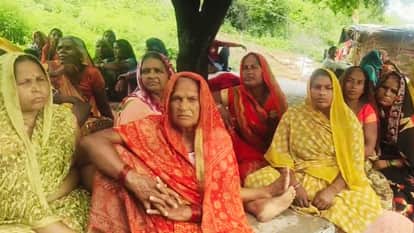 पोस्टमार्टम हाउस के बाद बैठी महिलाएं।