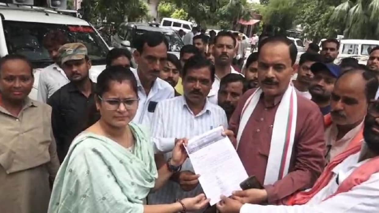 SP leaders protest against closure of licensed hotels and meat shops on the non-Kanwar route in Shahjahanpur