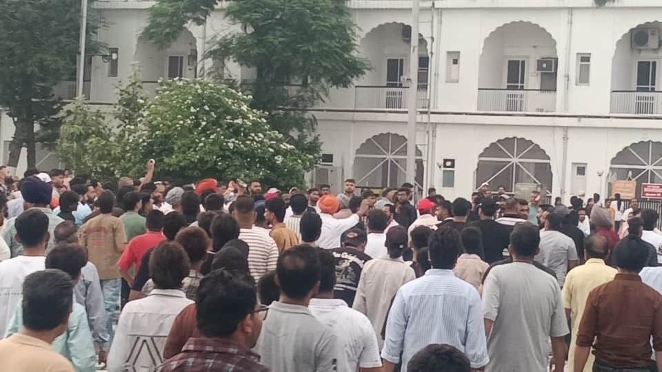 Two groups clashed during at Jalandhar Devi Talab Mandir