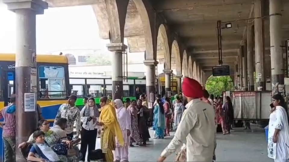 मोगा में बसों की हड़ताल से यात्री परेशान