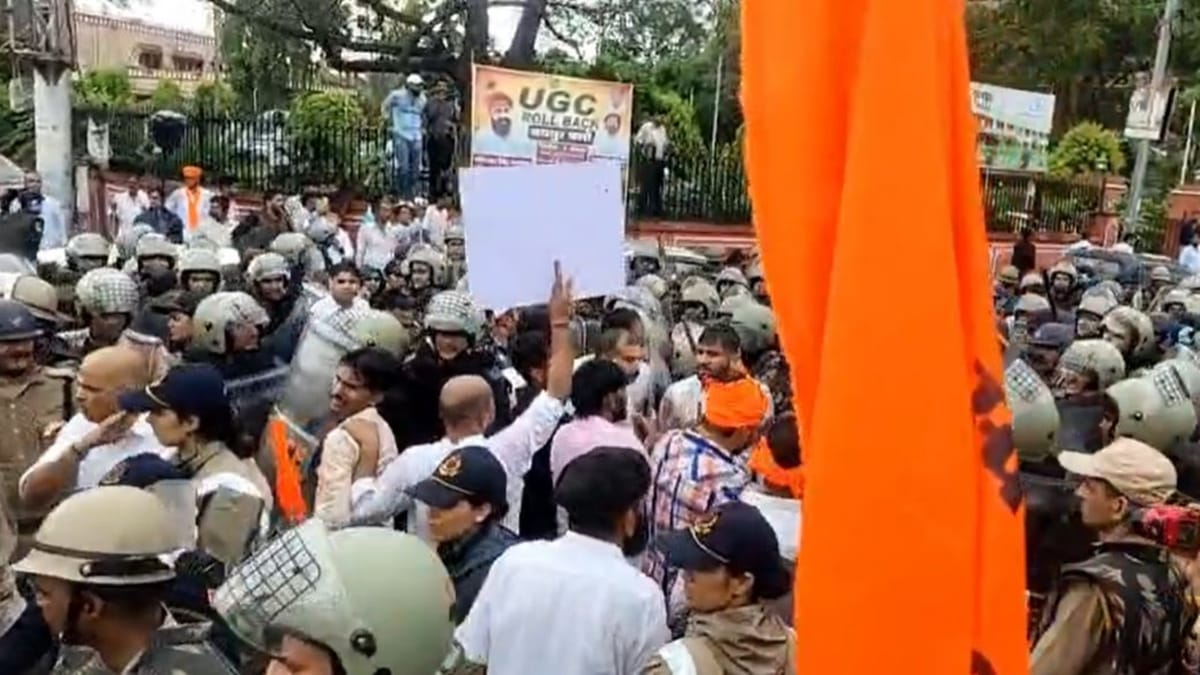 करणी सेना की रैली में बवाल: बैरिकेड तोड़कर आगे बढ़े प्रदर्शनकारी, पुलिस ने लाठीचार्ज और वाटर कैनन चलाकर खदेड़ा