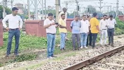 रेलवे ट्रैक के पास माैजूद भीड़।