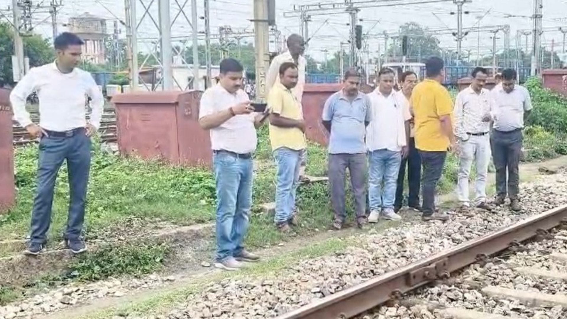 रेलवे ट्रैक के पास माैजूद भीड़।