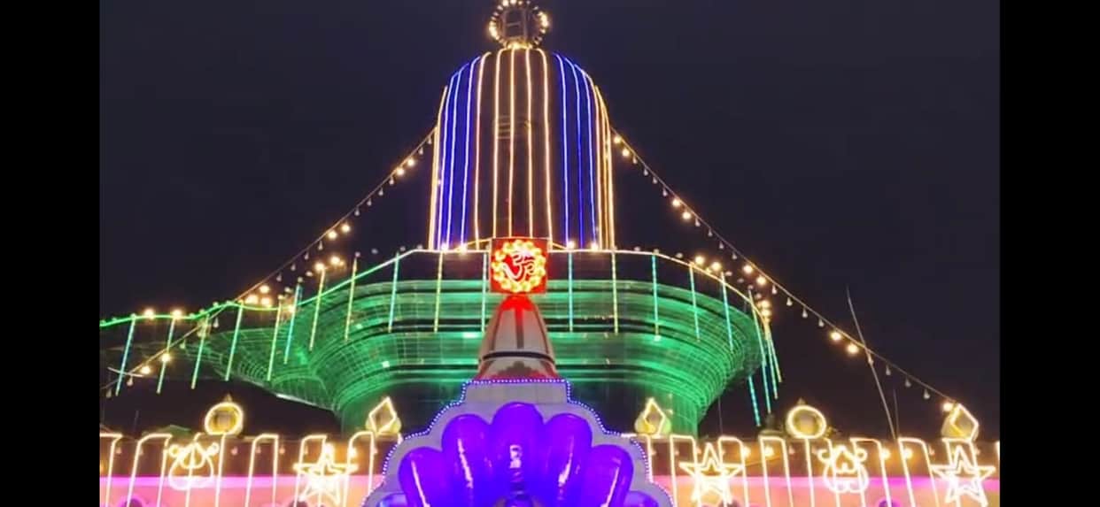 Massive Rush of Devotees at Ganga Ghats and Shiva Temples on First Monday of Sawan
