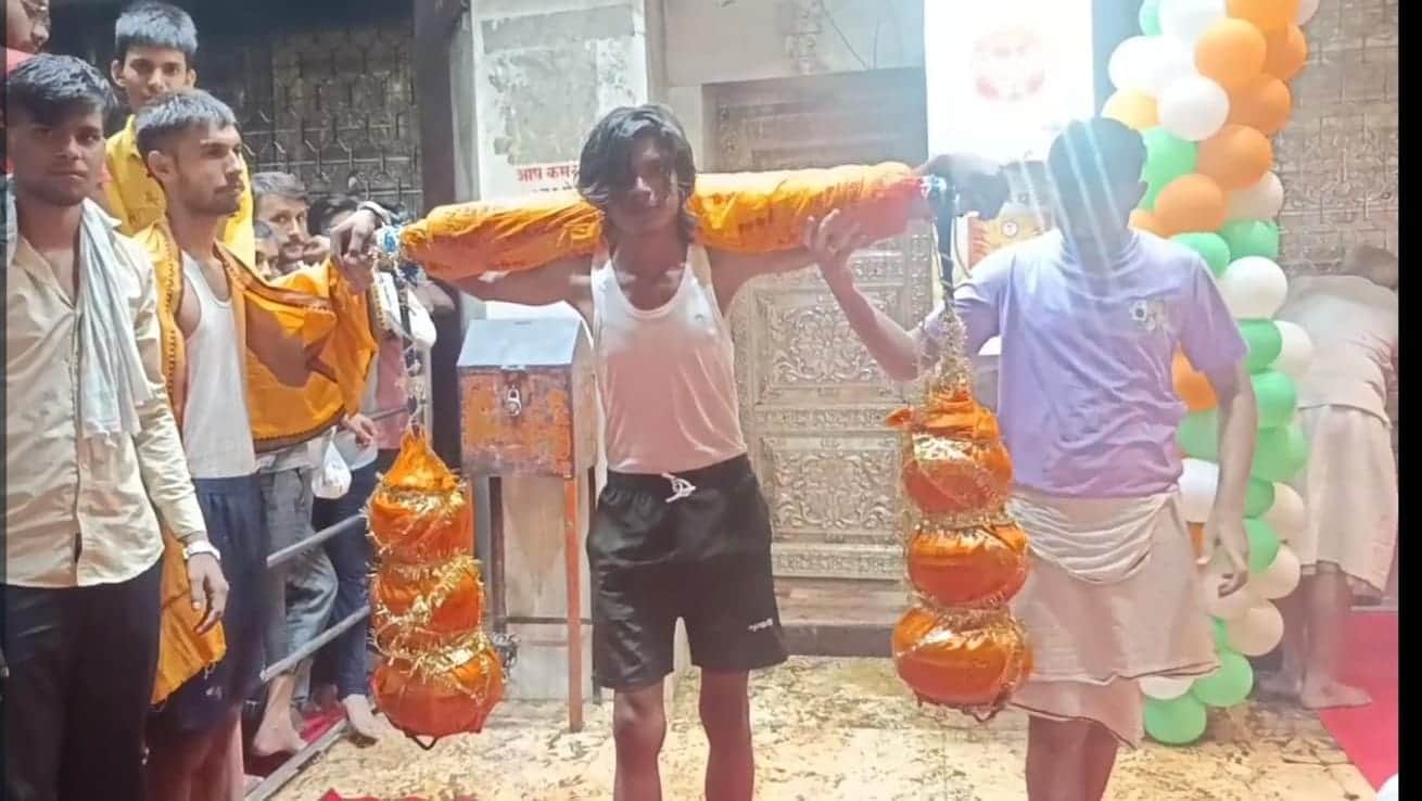 Massive Rush of Devotees at Ganga Ghats and Shiva Temples on First Monday of Sawan