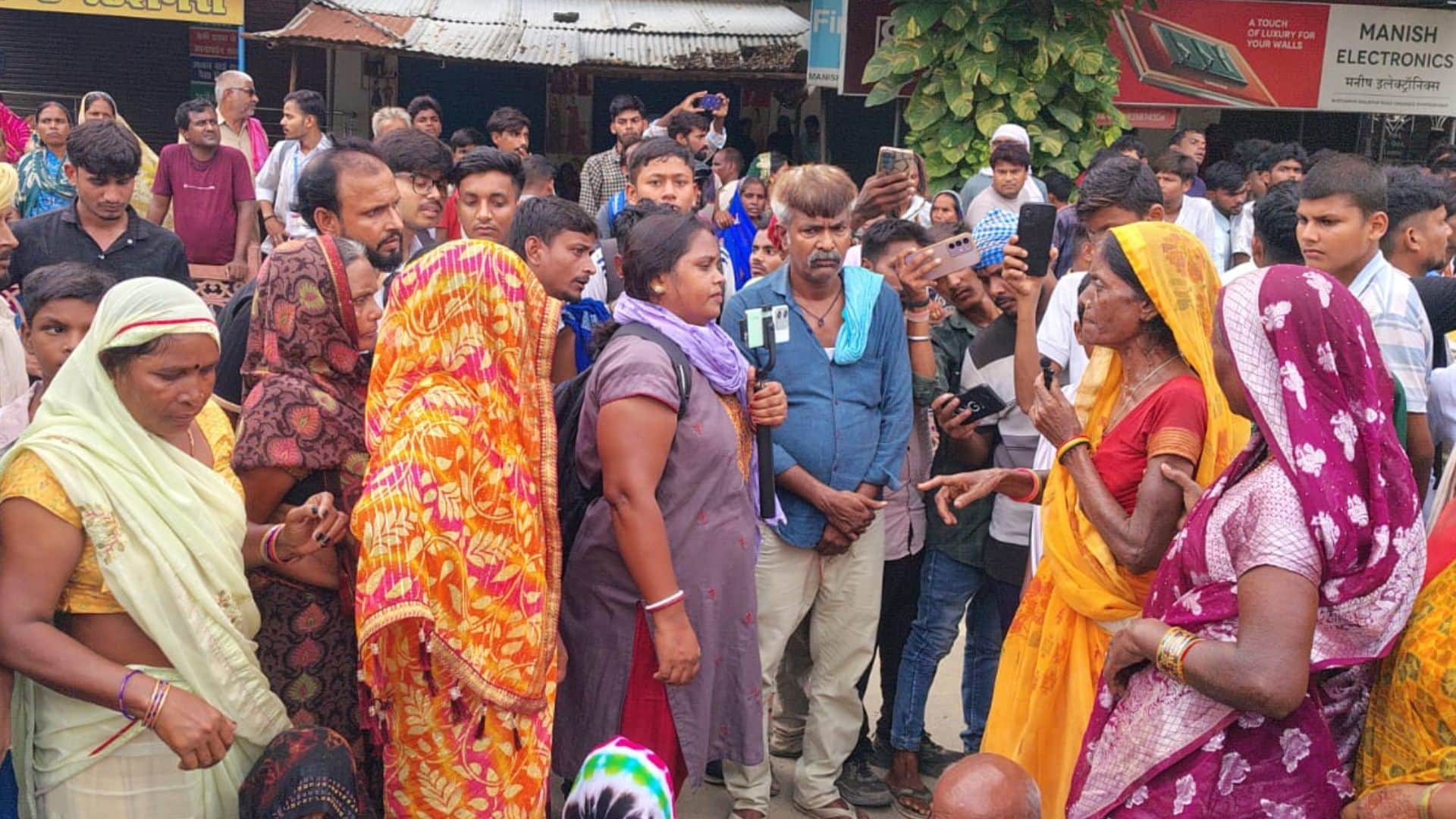 शव सड़क पर रखकर जाम लगाते परिजन और ग्रामीण।