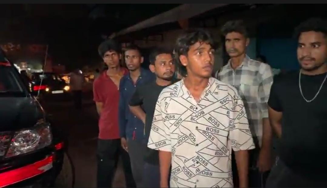 तेली बस्ती में वारदात स्थल पर मौजूद लोग।