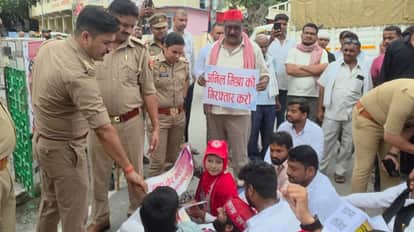 धरने पर बैठे कार्यकर्ताओं से बातचीत करती पुलिस।