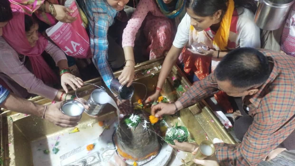 Sawan Somwar First Monday Huge Rush of Devotees at Haridwar and Rishikesh Shiva Temples Shivalay