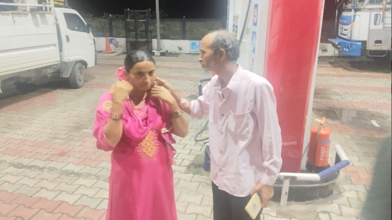 पिस्तौल दिखाकर महिला से सोने की बालियां लूटीं।