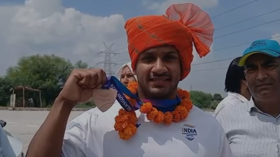 Haryana: कॉमनवेल्थ गेम्स 2026 में कांस्य पदक जीतने के बाद भिवानी पहुंचे यशवीर, लोगों ने किया जोरदार स्वागत