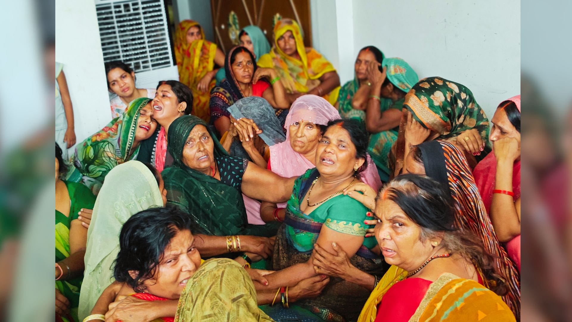 युवक की माैत के बाद बिलखतीं महिलाएं।