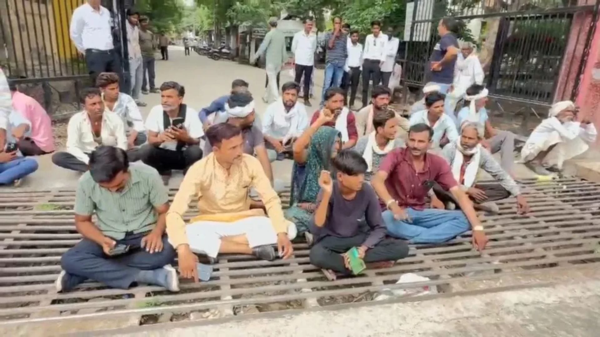 4 घंटे तक कलेक्ट्रेट के सामने बैठे रहे लेग