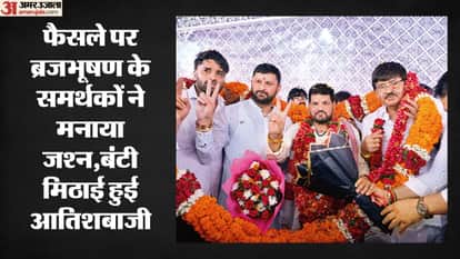 आवास पर उमड़े समर्थक