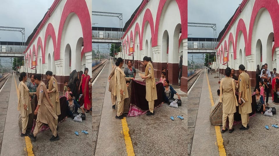 Aligarh News:गोमती एक्सप्रेस में हुई महिला को प्रसव पीड़ा, अलीगढ़ जंक्शन पर  दिया बच्ची को जन्म - Baby Girl Born At Aligarh Junction - Amar Ujala Hindi  News Live