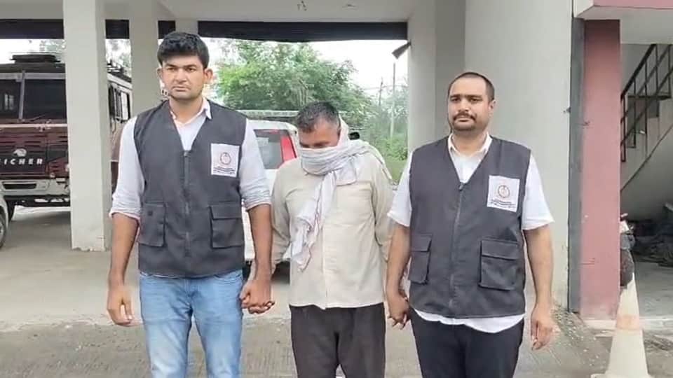 fireman posted at the Bahadurgarh Fire Department was arrested red-handed while accepting a bribe.