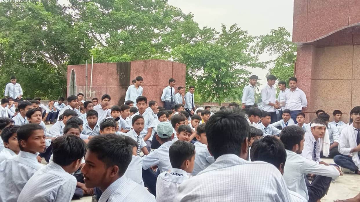 Worm found in Navodaya School meal in Shravasti students lock hostel and begin hunger strike
