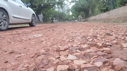 बिखरी हुई नुकीली गिट्टियां, उखड़ी सड़कें