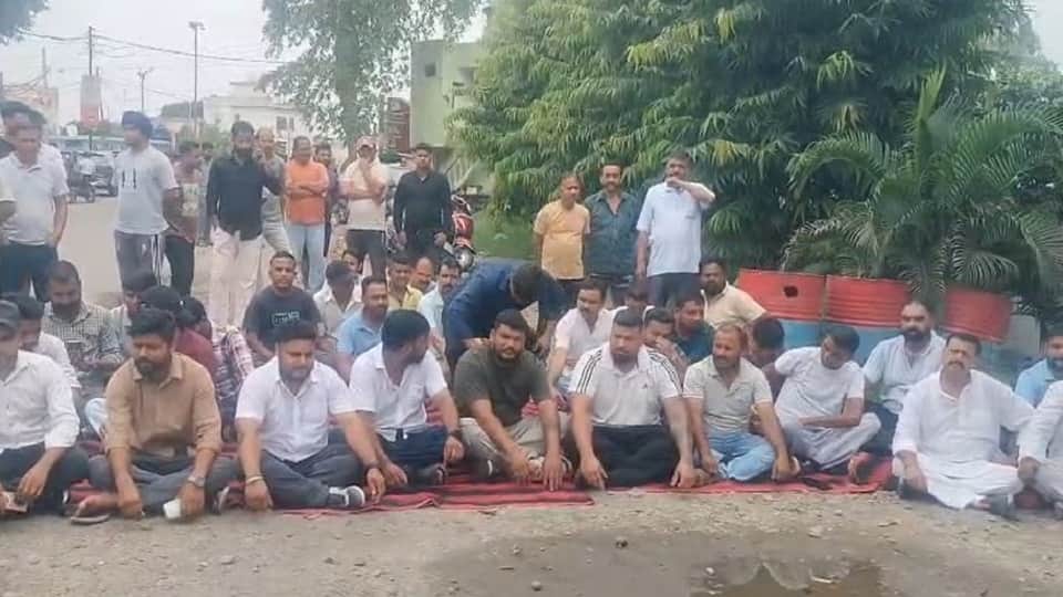 Villagers stage protest against restaurant being vandalised for asking for bill in kashipur