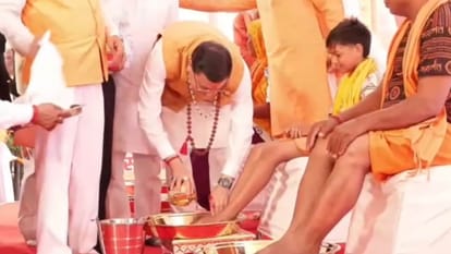 सीएम धामी कांवड़ यात्रियों की पैर धोते