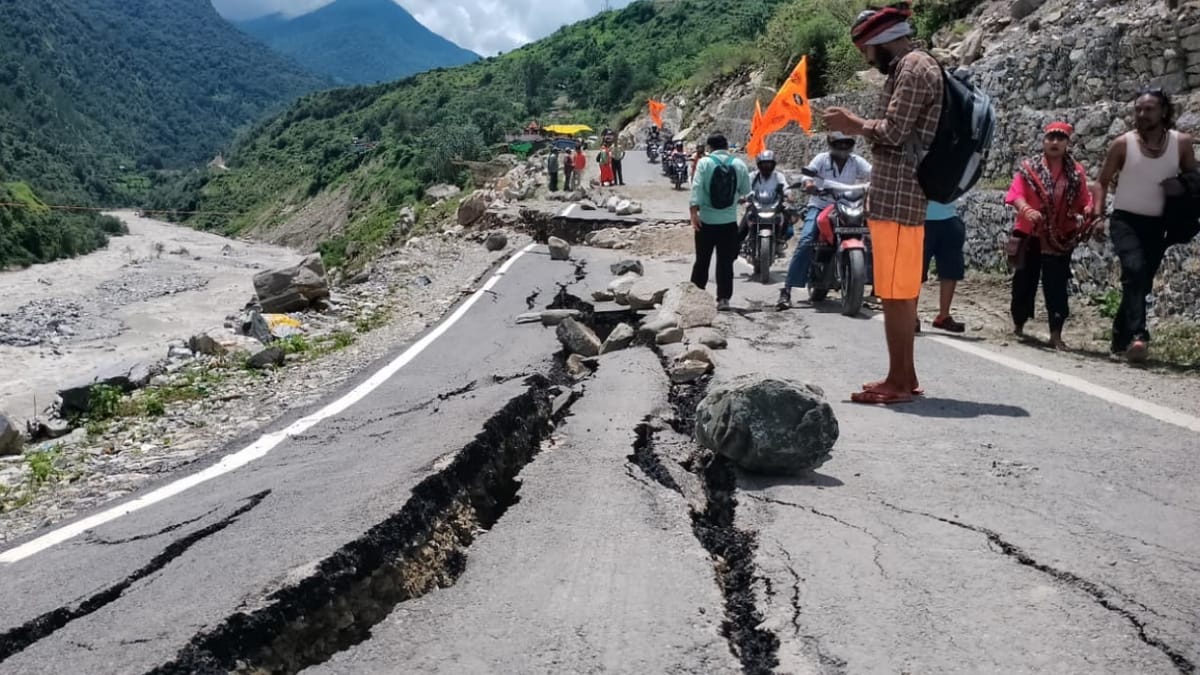 Uttarkashi: गंगोत्री हाईवे पर भू-धंसाव, धंसती सड़क पर मोटी हो रहीं दरारें, क्यार्क गांव के अस्तित्व पर खतरा