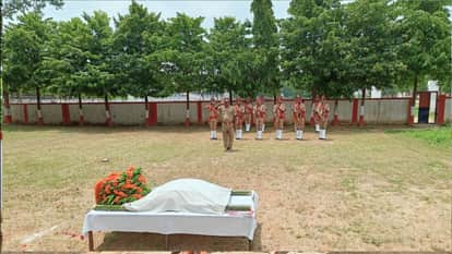'Venmore', a sniffer dog deployed for the security of Gorakhnath Temple, dies of cancer.