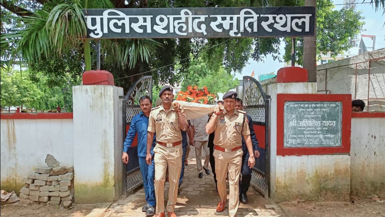 'Venmore', a sniffer dog deployed for the security of Gorakhnath Temple, dies of cancer.