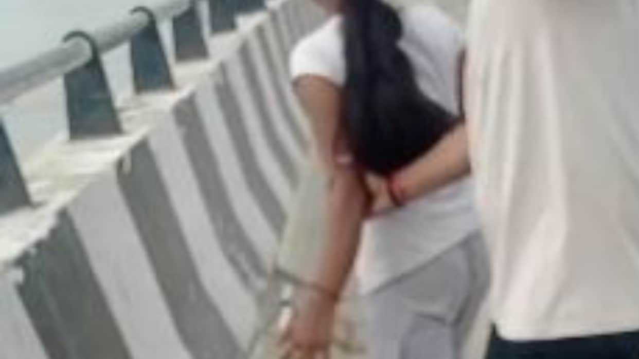 girl tried to jump into the Ganga from Kachla bridge in Budaun