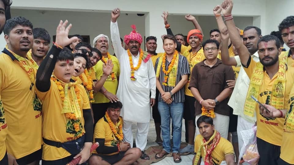 65 Shiva Devotees Bring Kanwar From Haridwar to Agra in 24 Hours, Perform Jalabhishek