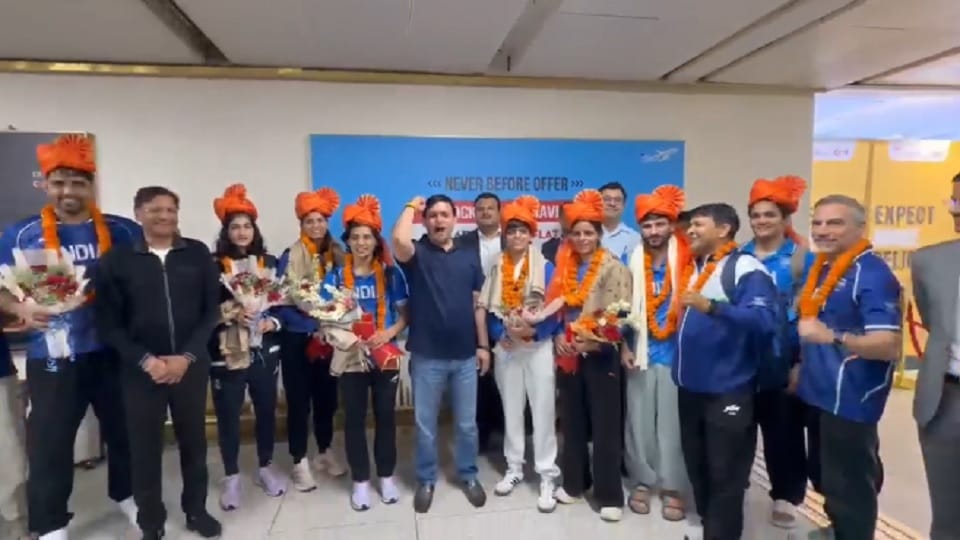 कॉमनवेल्थ गेम्स 2026: पदक विजेता खिलाड़ियों का भारत आगमन पर भव्य स्वागत, खेल राज्य मंत्री ने उत्साहवर्धन किया