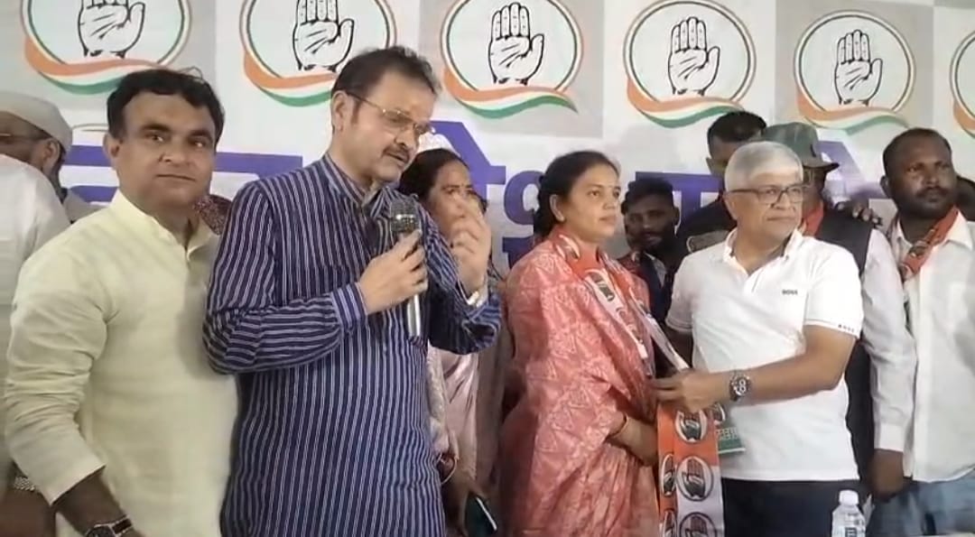 Kanpur Bharat Bhushan joined Congress along with his supporters Rajendra Pal Gautam administered the oath