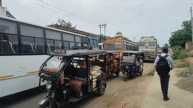 Hamirpur 20 km long traffic jam on the Kanpur Sagar Highway ambulances and school buses stuck for hours