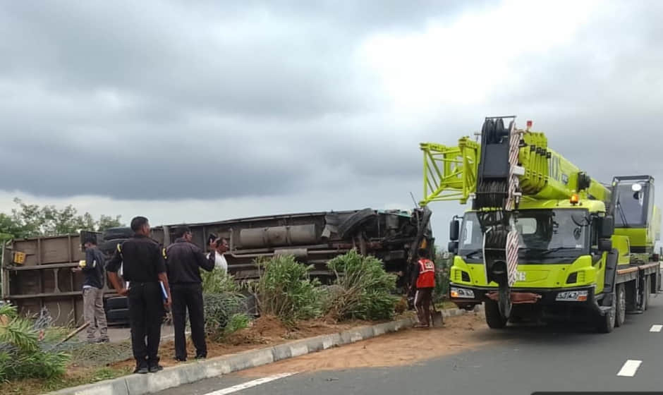 Kannauj Accident: Container overturns due to broken leaf spring; driver dies, helper injured