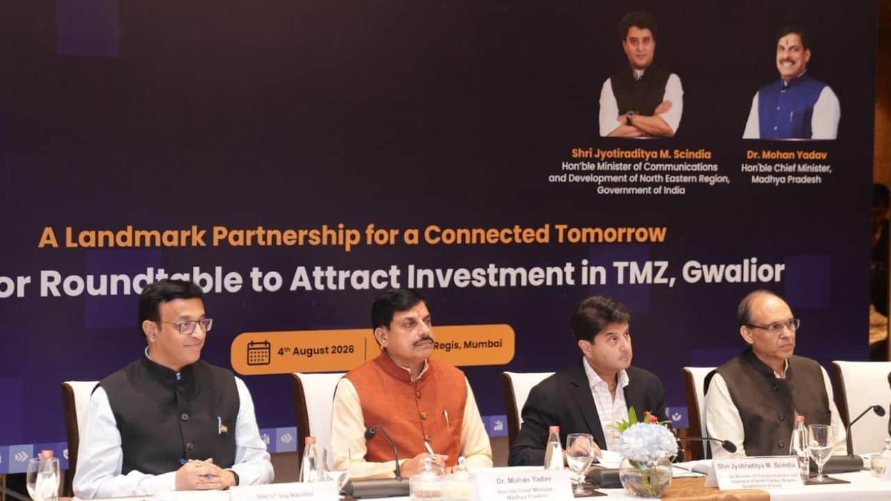 मुंबई में आयोजित रोड शो में सीएम, केंद्रीय मंत्री और अधिकारी