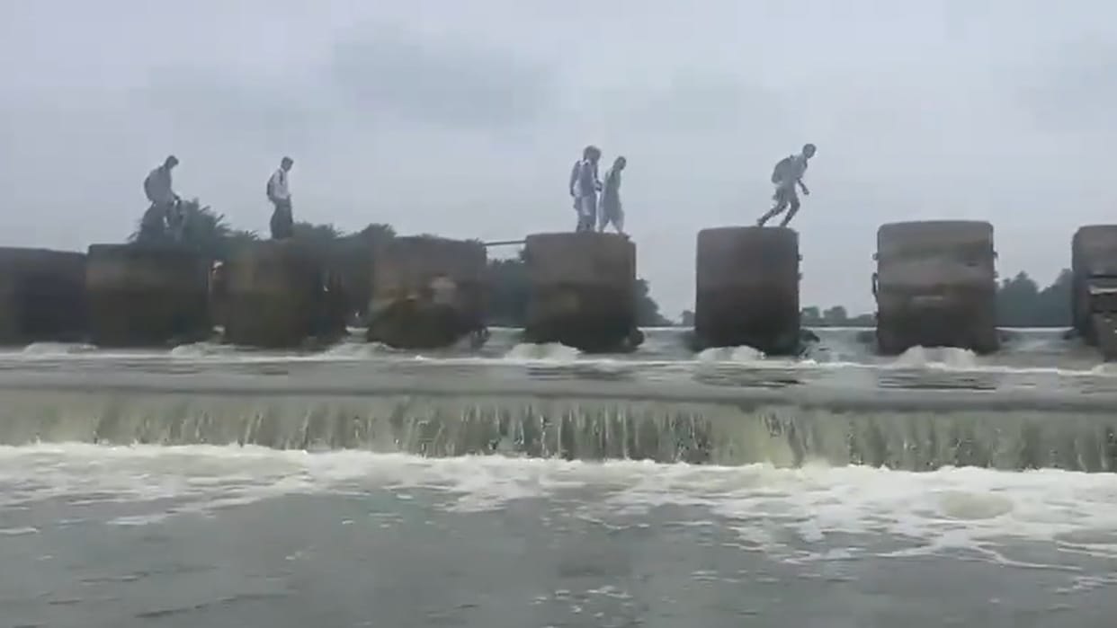 madhya pradesh vidisha school children cross river on stop dam viral video