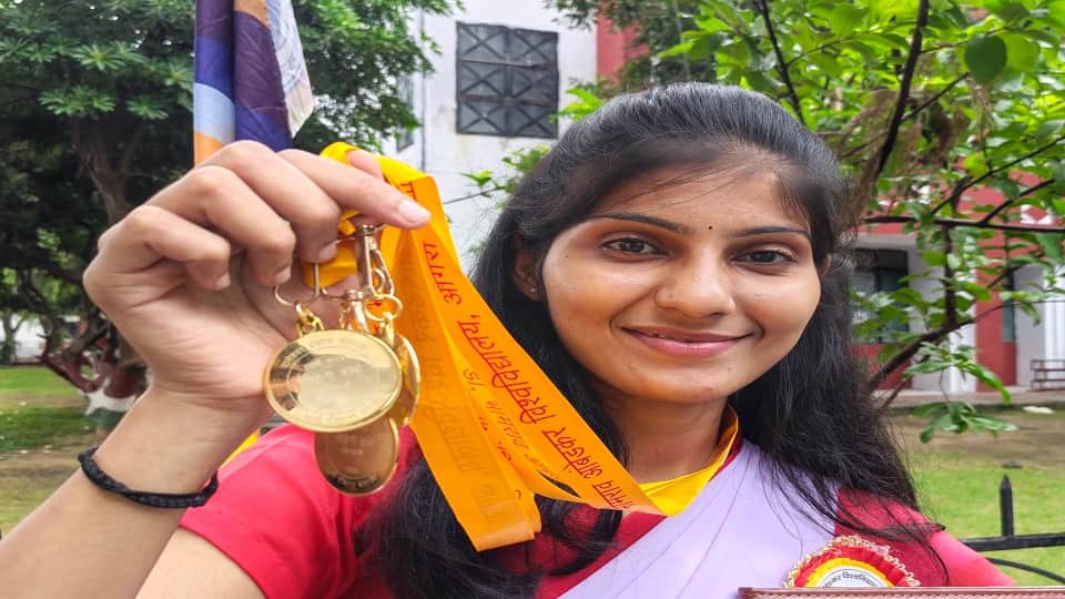 Inspired by Her Uncle, Mathura’s Mohini Wins Three Gold Medals in LLB, Dreams of Becoming a Judge