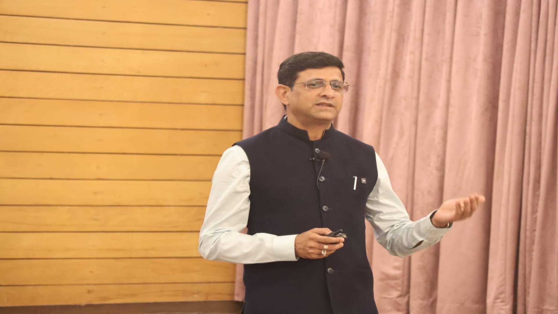 महापौर पुष्यमित्र भार्गव