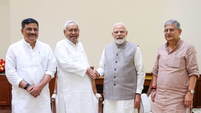 पीएम मोदी व नीतीश कुमार ने की मुलाकात